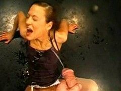 Perverse Nutte darf angepisst werden